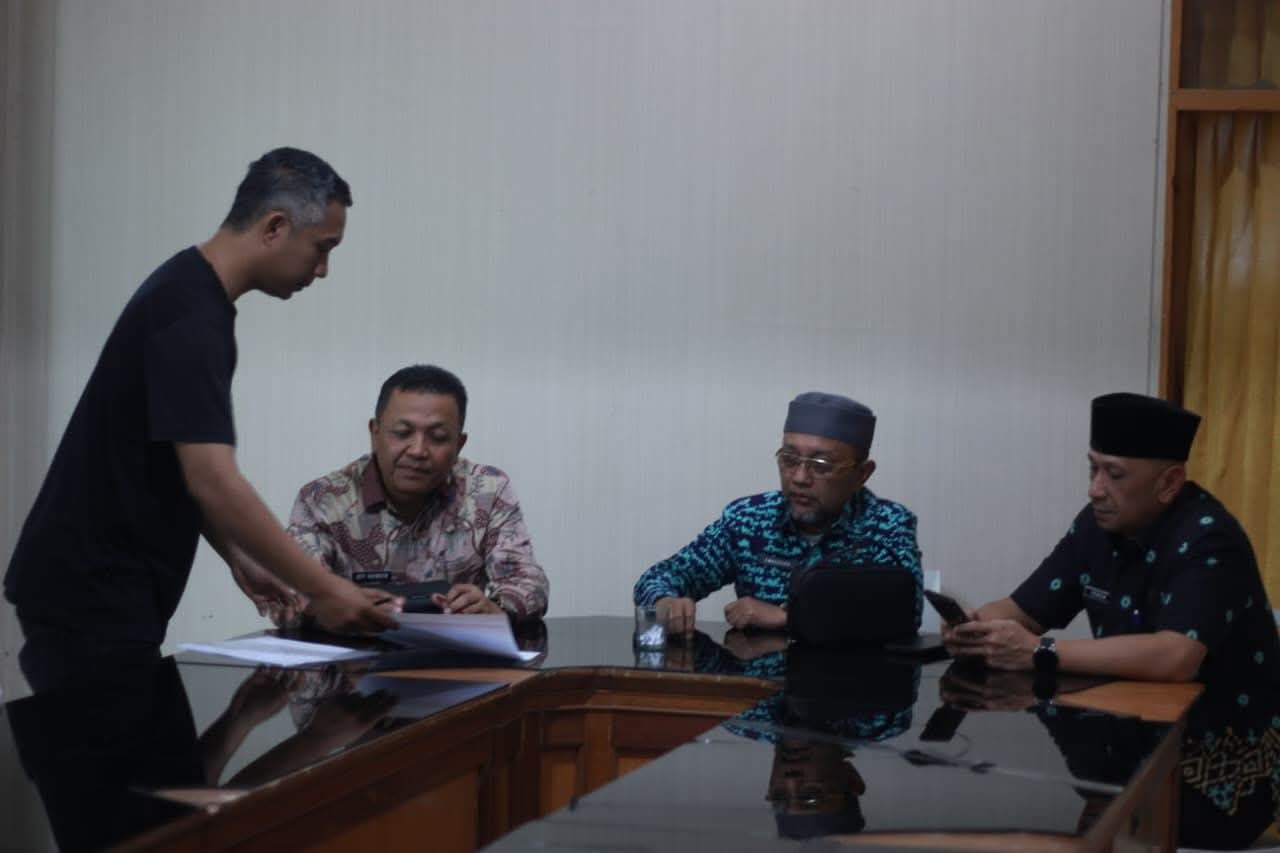 Suasana pendaftaran pedagang musiman untuk dapatkan kios berjualan.